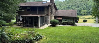 Stort privat hjem på skogvokst areal