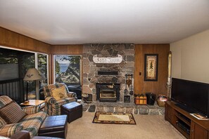 TV, fireplace, DVD player - Holland by Hauserman Rentals (Homewood)