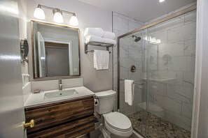 Douche, sèche-cheveux, serviettes fournies