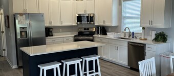 Family Home, 300 meter fra stranden, 2 private dokker, Grill!