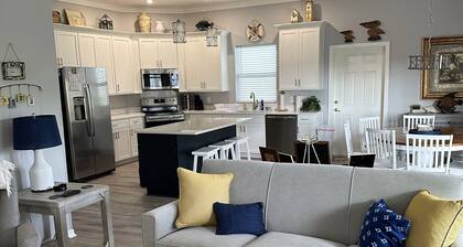 Perhehuone, 300 metrin päässä rannasta, 2 yksityistä telakkaa, Grilli!