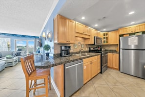 Fridge, microwave, oven, stovetop - Beachfront! Beach Chairs! Island Echos 1E! (Fort Walton Beach)