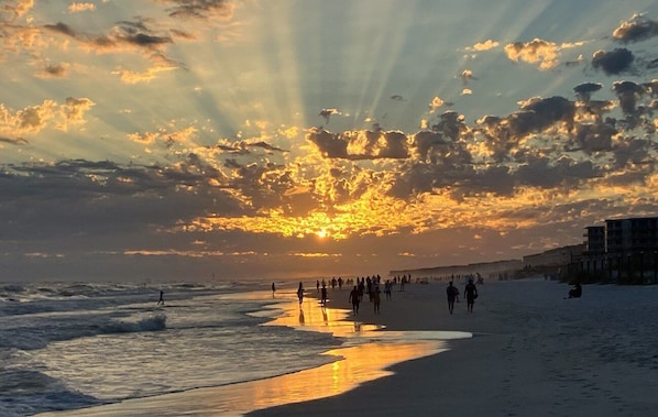 On the beach - Beachfront! Beach Chairs! Island Echos 1E! (Fort Walton Beach)