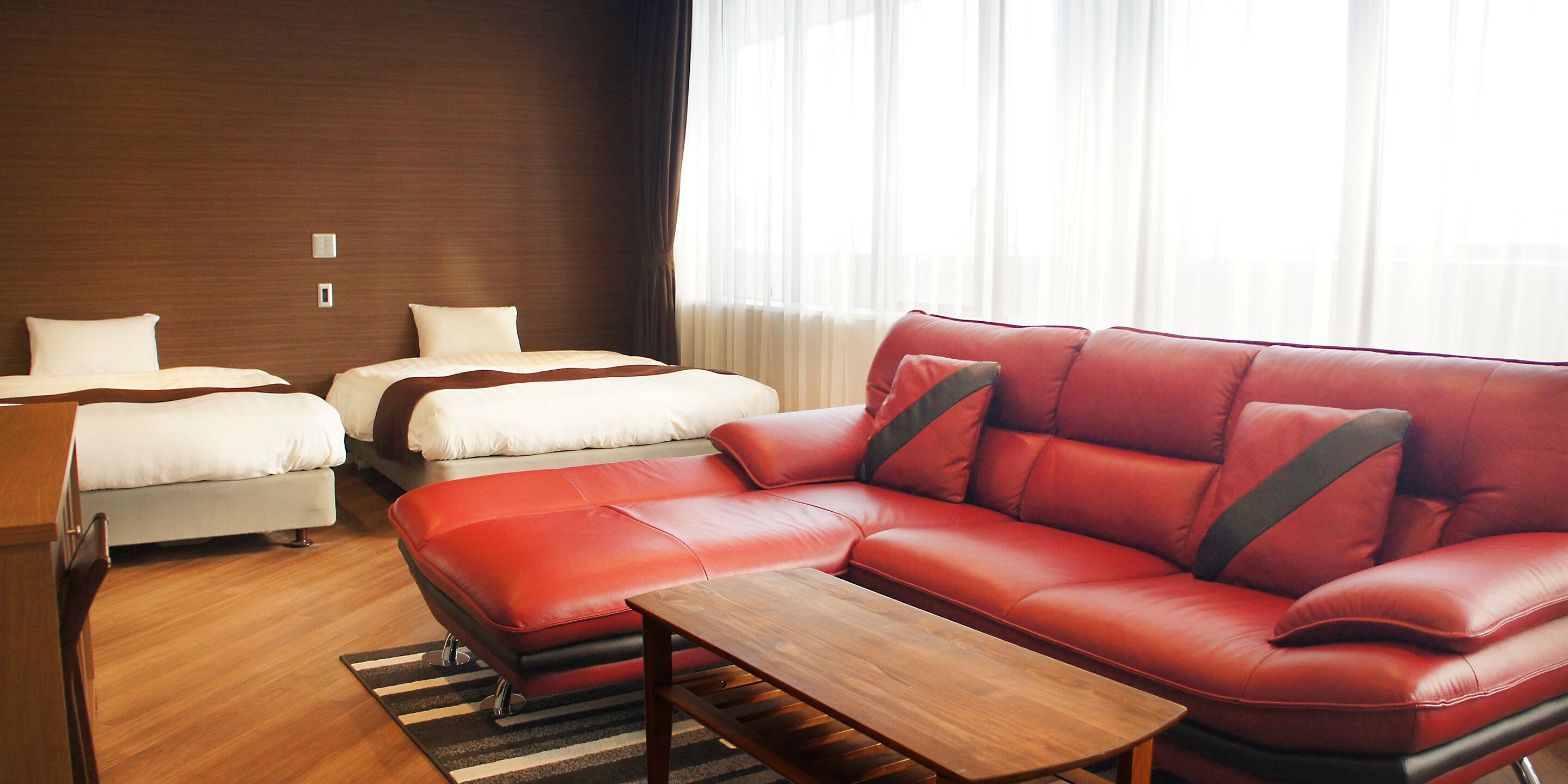 ألحفة محشوة بالريش ومكواة/لوح كي وواي فاي مجانًا وملاءات أسرّة