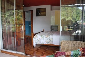 Comfort-Doppelzimmer zur Einzelnutzung, 2 Queen-Betten, Bergblick | 1 Schlafzimmer, Bügeleisen/Bügelbrett, Zustellbetten, kostenloses WLAN