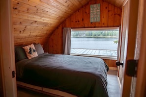 2 bedrooms, WiFi, bed sheets - Cottage - Lakeside w/private Hottub near Big White (Naramata)