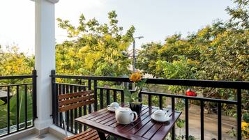 Deluxe Suite, 1 King Bed, Pool View | Balcony