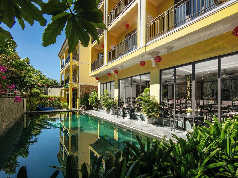 Piscina externa, funciona das 9h às 21h, guarda-sóis, espreguiçadeiras
