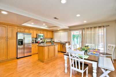 Walk to Disneyland & Conv Ctr!**Hot Tub!*Game Room*Spring Sale!