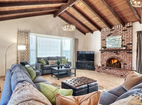 Téléviseur connecté, foyer, lecteur de DVD, livres