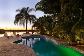 Een buitenzwembad, een verwarmd zwembad