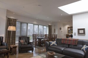 TV, fireplace, DVD player, stereo - 5-star Golf Vacation Destination  (St. Andrews)