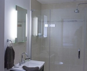 Shower, hair dryer, towels - 5-star Golf Vacation Destination  (St. Andrews)
