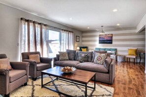 TV, DVD-spiller, bordtennis og bøker