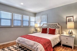 4 habitaciones, tabla de planchar con plancha, cuna de viaje y internet 