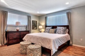 4 bedrooms, iron/ironing board, travel cot, Internet