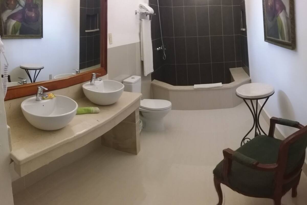 Ensemble baignoire-douche, douche cascade