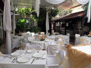 Bar sur le toit, vue sur le jardin, ouvert tous les jours