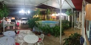 Bar sur le toit, vue sur le jardin, ouvert tous les jours