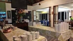 Breakfast, lunch, dinner served; Thai cuisine 