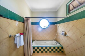 Suite, balcón, vista al jardín | Baño | Tina con regadera, amenidades de baño gratuitas, toallas 