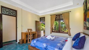 Un dormitorio con una cama, un escritorio y una silla.
