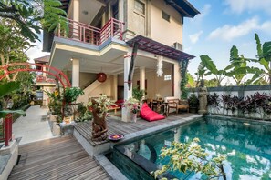 Lobby sitting area - Metteyya Healing House (Ubud)