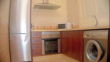 Frigorífico, microondas, horno y placa de cocina