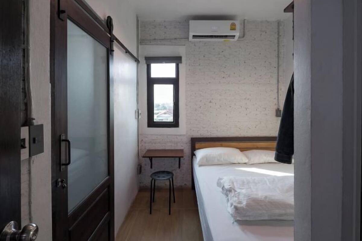 Blackout drapes, WiFi (free), bed sheets
