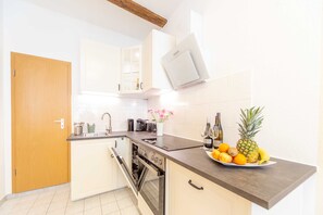 Kühlschrank, Ofen, Geschirrspüler, Wasserkocher mit Kaffee-/Teezubehör