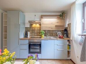Kühlschrank, Mikrowelle, Ofen, Wasserkocher mit Kaffee-/Teezubehör