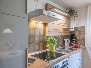 Kühlschrank, Mikrowelle, Ofen, Wasserkocher mit Kaffee-/Teezubehör