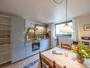 Køleskab, mikrobølgeovn, ovn, kaffe-/temaskine