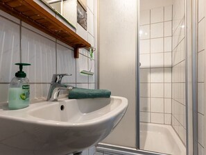 Shower, hair dryer, soap, toilet paper - Vacation apartment 1 - Holiday apartments at the museum harbor (Greifswald)