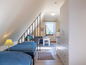 1 bedroom, desk, travel crib, WiFi