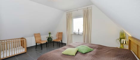 3 bedrooms, travel cot, WiFi
