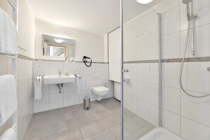 Hårtørrer, Sæbe, Toiletpapir
