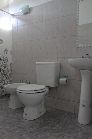 Shower, free toiletries