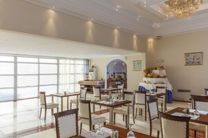 包含每日自助早餐