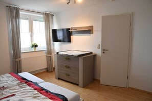 3 bedrooms, in-room safe, iron/ironing board, travel crib