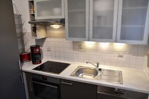 Kühlschrank, Mikrowelle, Ofen, Geschirrspüler