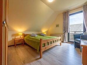1 Schlafzimmer, Schreibtisch, Reisekinderbett, WLAN
