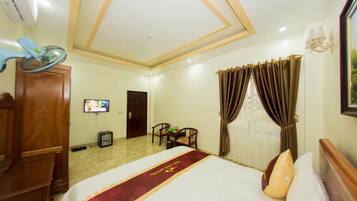 Minibar, bàn, phòng cách âm, truy cập Internet không dây miễn phí