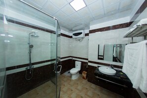 Shower, free toiletries, hair dryer, bathrobes - Mai Anh Hotel (Lao Cai)