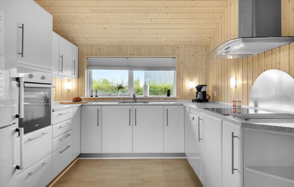 ثلاجة، موقد طهي مسطح، غسالة أطباق، ماكينة لصنع القهوة/الشاي