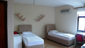 Chambre avec lits jumeaux | Bureau, Wi-Fi gratuit