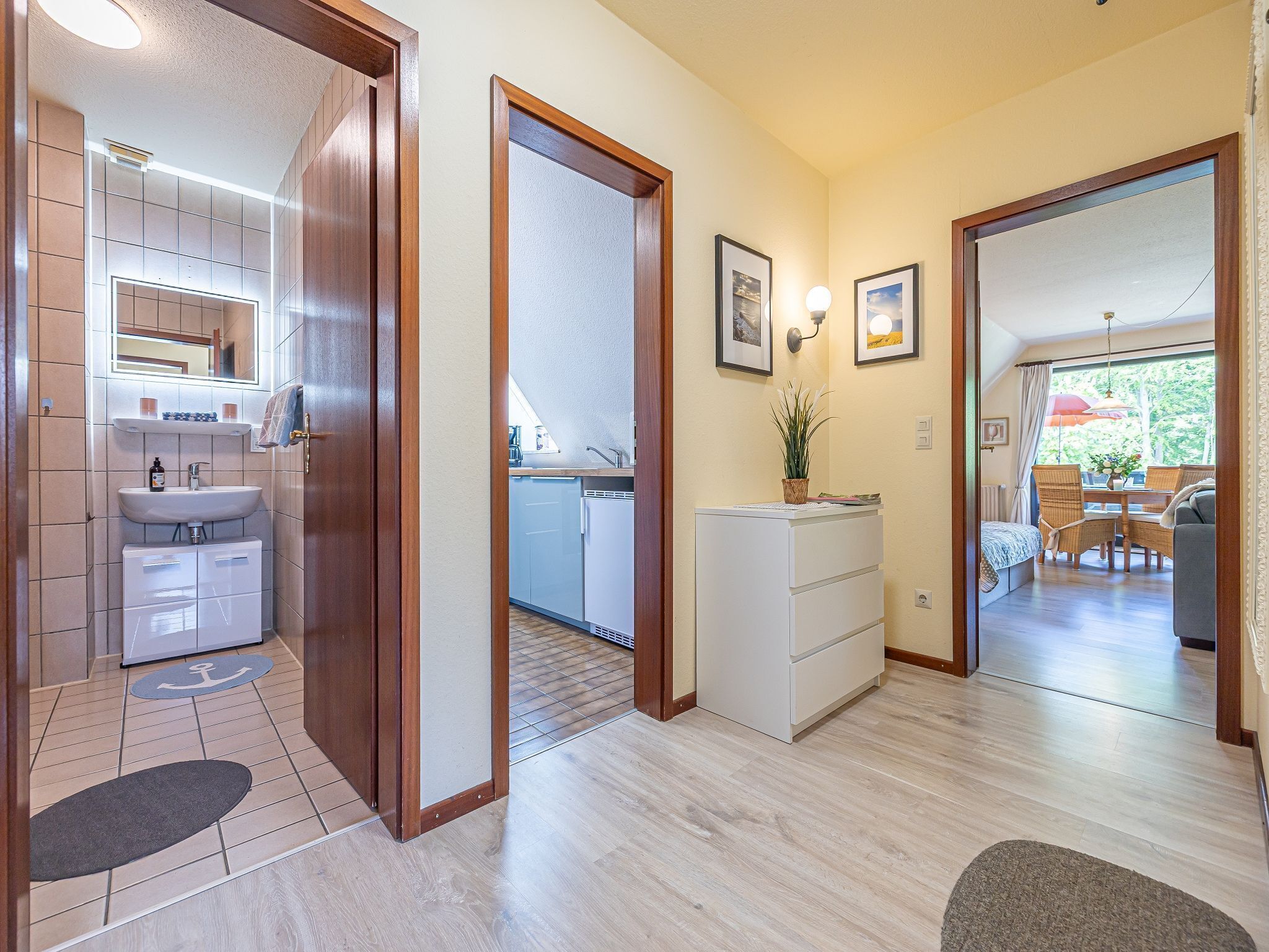 Een modern interieur met een keuken, een eethoek en een zithoek.