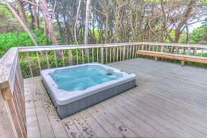 Outdoor spa tub - Close to Ocean!, Hot tub and Miles of Sandy Beach! (Waldport)