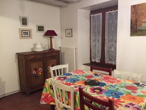Dining - Old house in a pretty village close to the Trois Pignons forest. (Noisy-Sur-École)