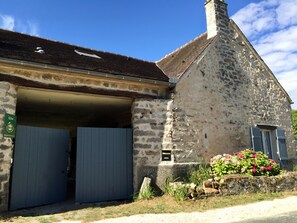 Exterior - Old house in a pretty village close to the Trois Pignons forest. (Noisy-Sur-École)